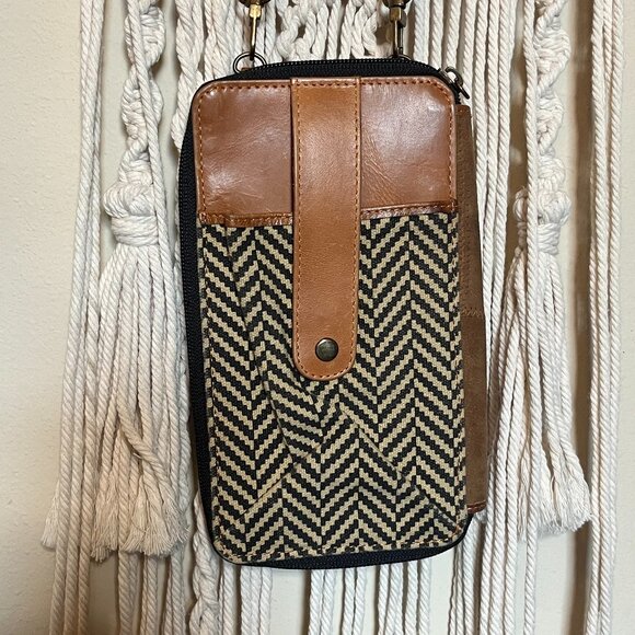 Vann & Co Handbags - Vann & CoPrism Herringbone Cellphone Crossbody Wallet Purse